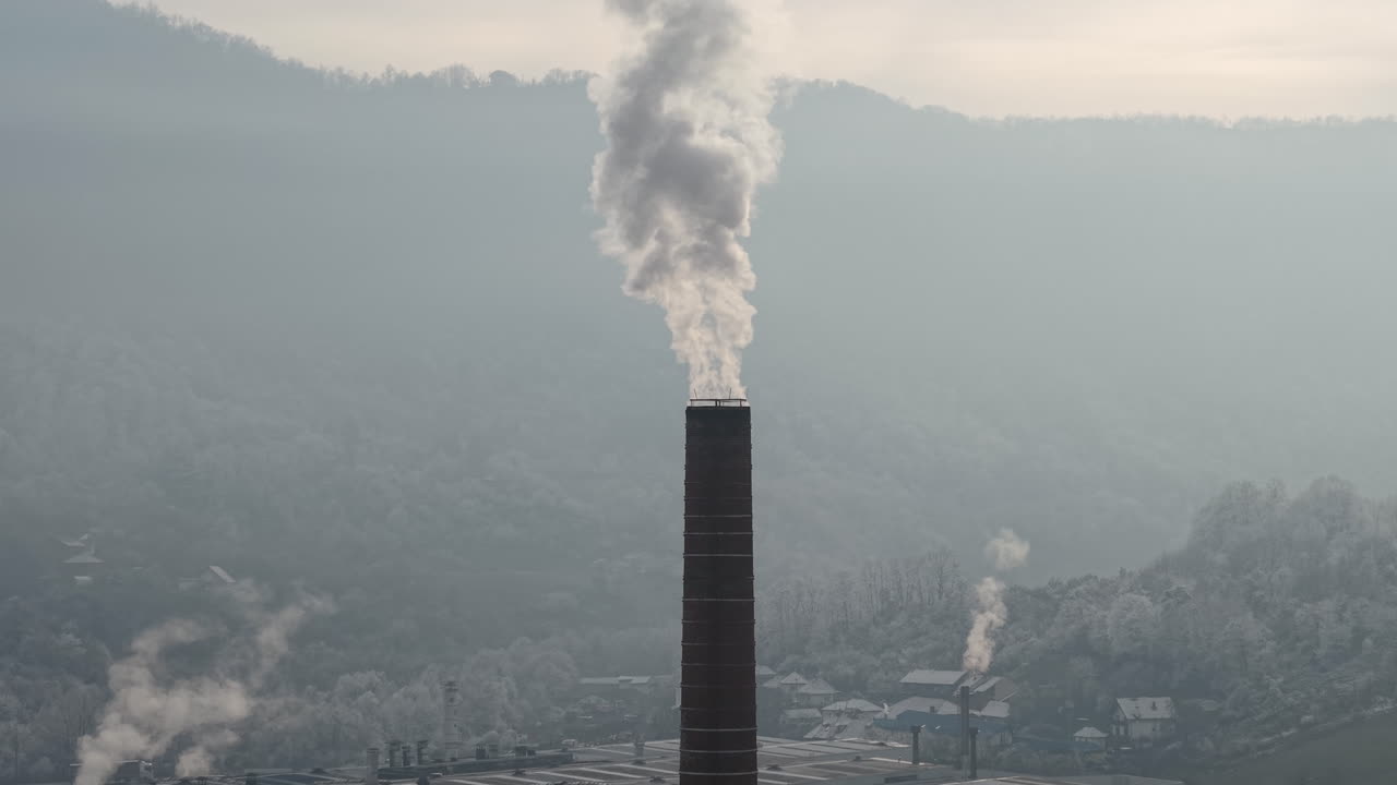Ripresa con drone di fumo tossico dalla ciminiera di una fabbrica metallurgica in una città industriale