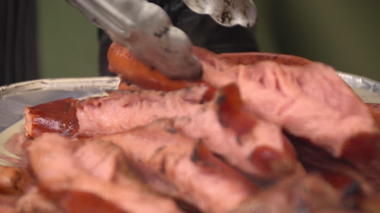 그릴 된 고기 접시