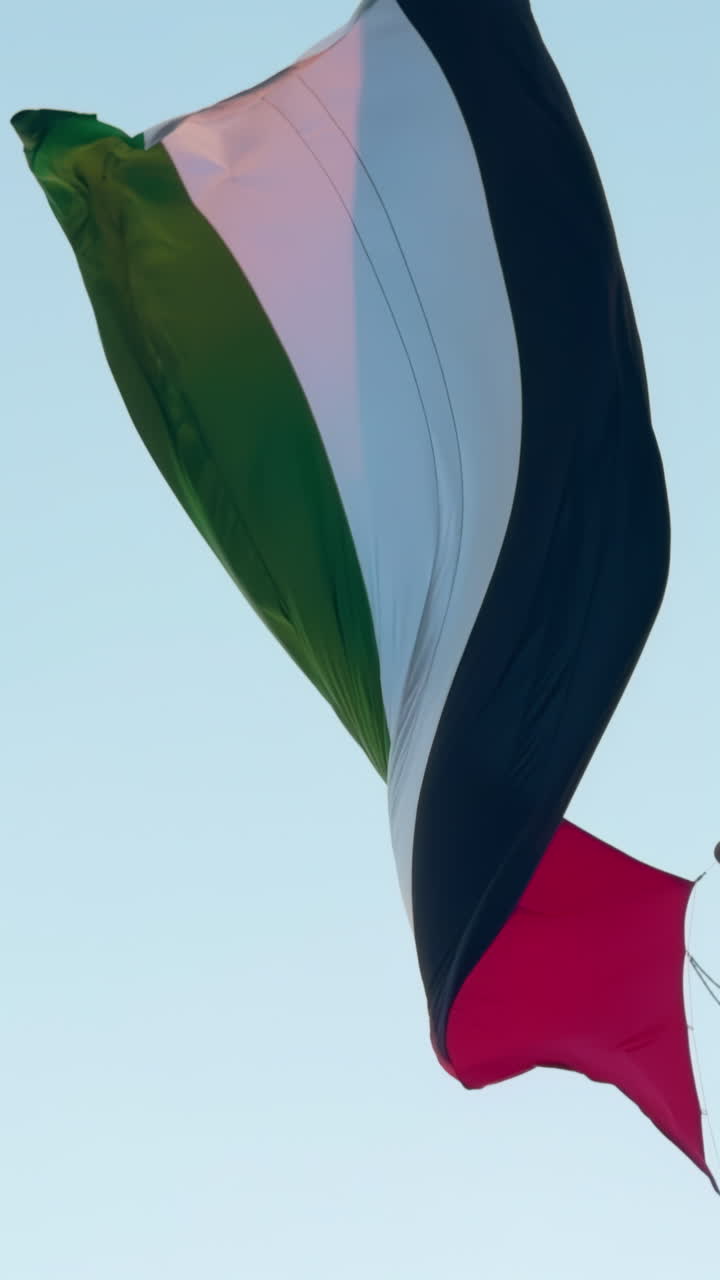 la bandera de las eau ondeando en el viento