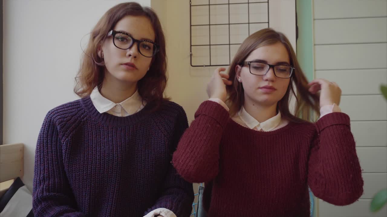 dos chicas adolescentes en un café