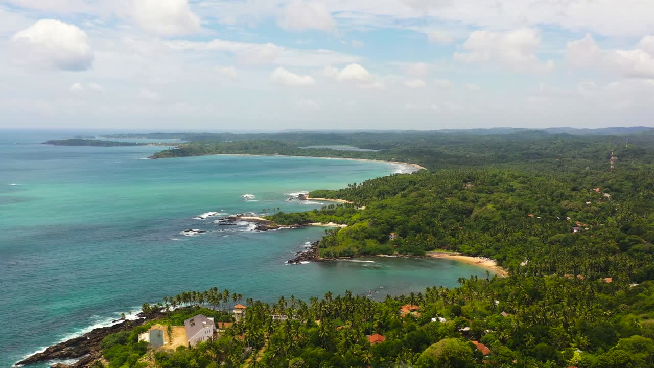 costa y el océano en la isla de sri lanka.
