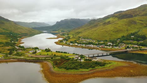 Drohnenaufnahme-Der-Schottischen-Highlands