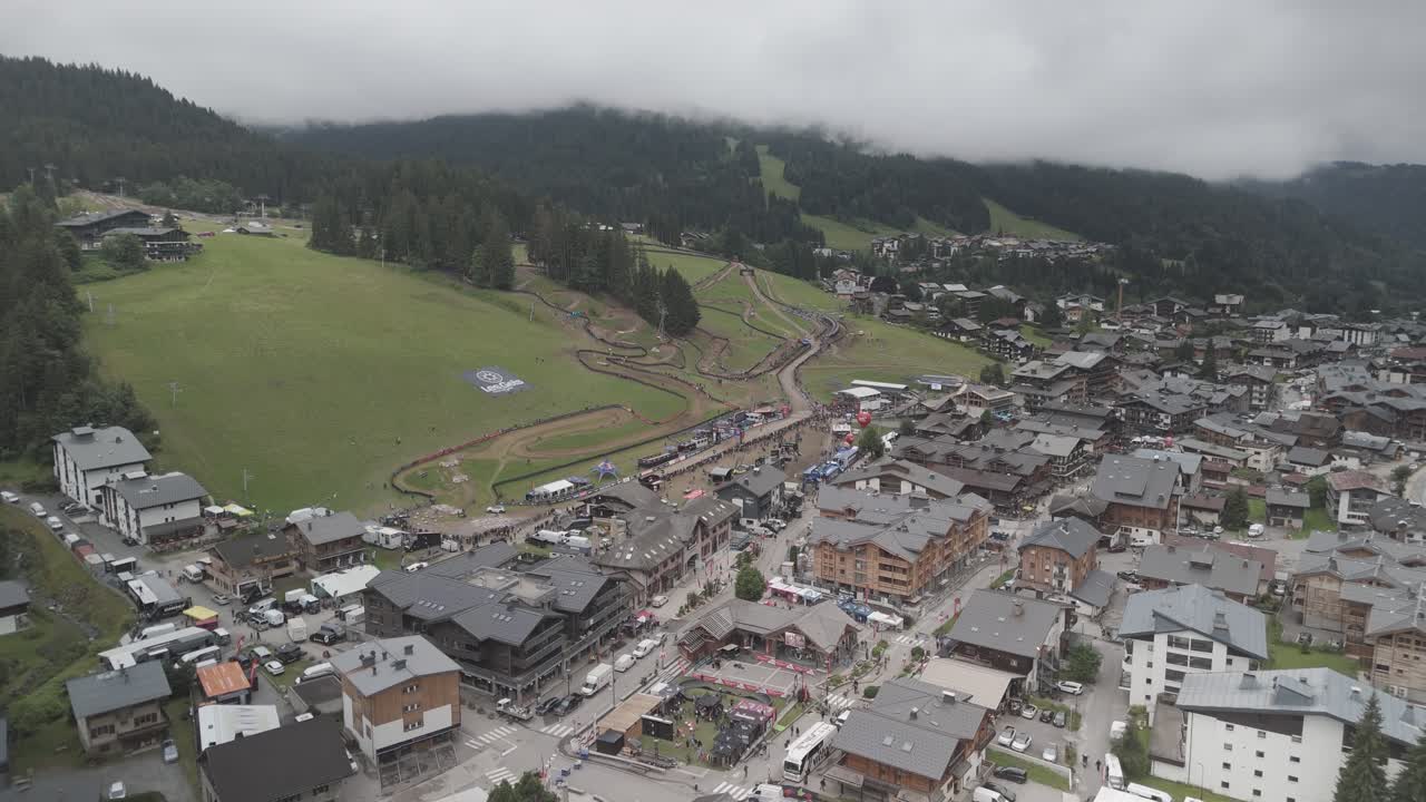 imágenes filmadas en francia, en un pueblo llamado les consigue en los alpes con dji mini 4 pro en 4k y d-cinelike
