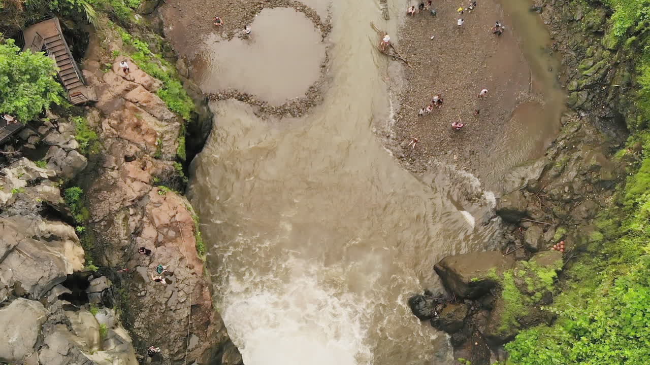 vista aérea de pájaro de una hermosa cascada tropical con turistas