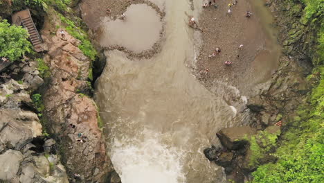 Vista-Aérea-De-Pájaro-De-Una-Hermosa-Cascada-Tropical-Con-Turistas