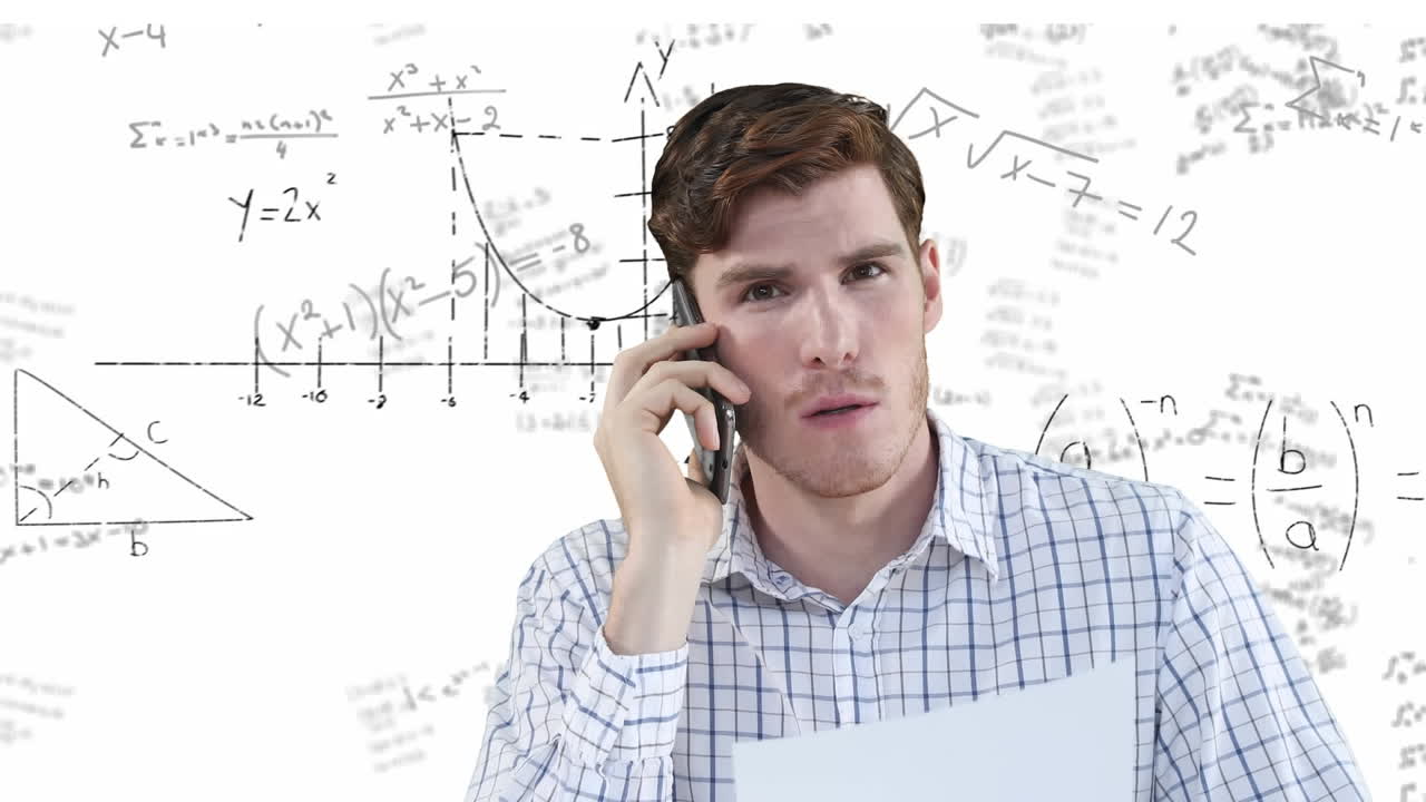 animación de un hombre de negocios caucásico usando un teléfono inteligente sobre ecuaciones matemáticas