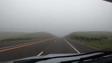 Hiperlapso-De-Tiempo-Conduciendo-A-Través-De-Una-Espesa-Niebla-En-Las-Colinas-De-California-En-El-Bosque-Nacional-Los-Padres