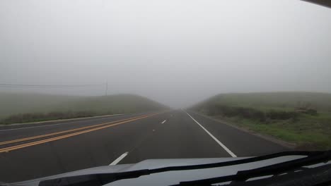 hiperlapso de tiempo conduciendo a través de una espesa niebla en las colinas de california en el bosque nacional los padres
