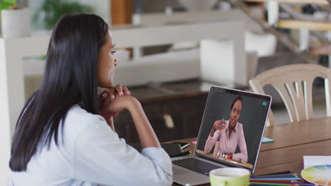 Estudiante-Caucásica-Usando-Una-Computadora-Portátil-En-Una-Videollamada-Con-Una-Maestra