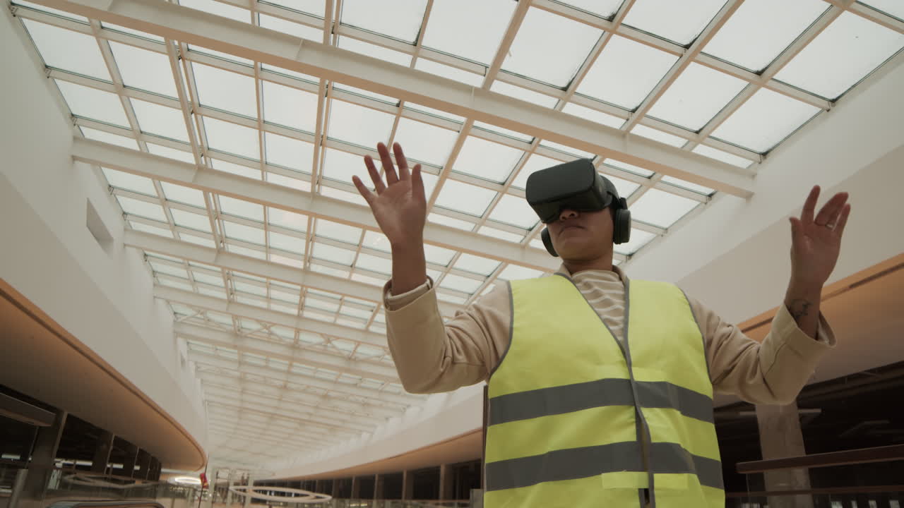 trabajador con gafas de vr moviendo las manos