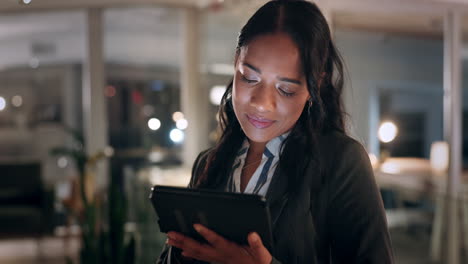 Unternehmen,-Nacht-Und-Frau-Mit-Einem-Tablet