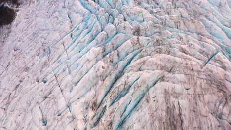 Nahaufnahme-Riesiger,-Schneebedeckter,-Gefrorener,-Vereister-Hänge-Des-Portage-Gletschers-In-Alaska