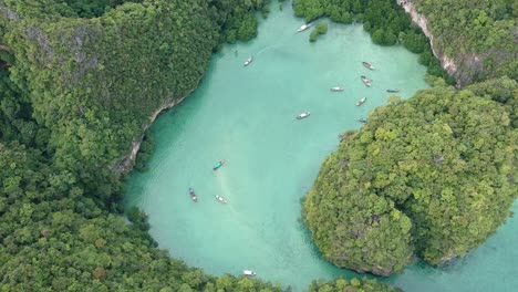 filmagem de drone da lagoa da ilha de hong com barcos navegando através do vale-6