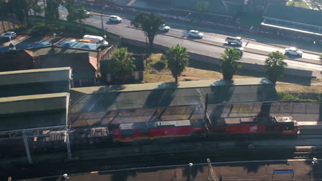 disparo de drone de tren comercial spoornet en sudáfrica saliendo de una estación de tren