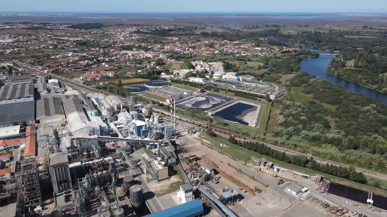 vista aérea de uma estação de tratamento de água industrial