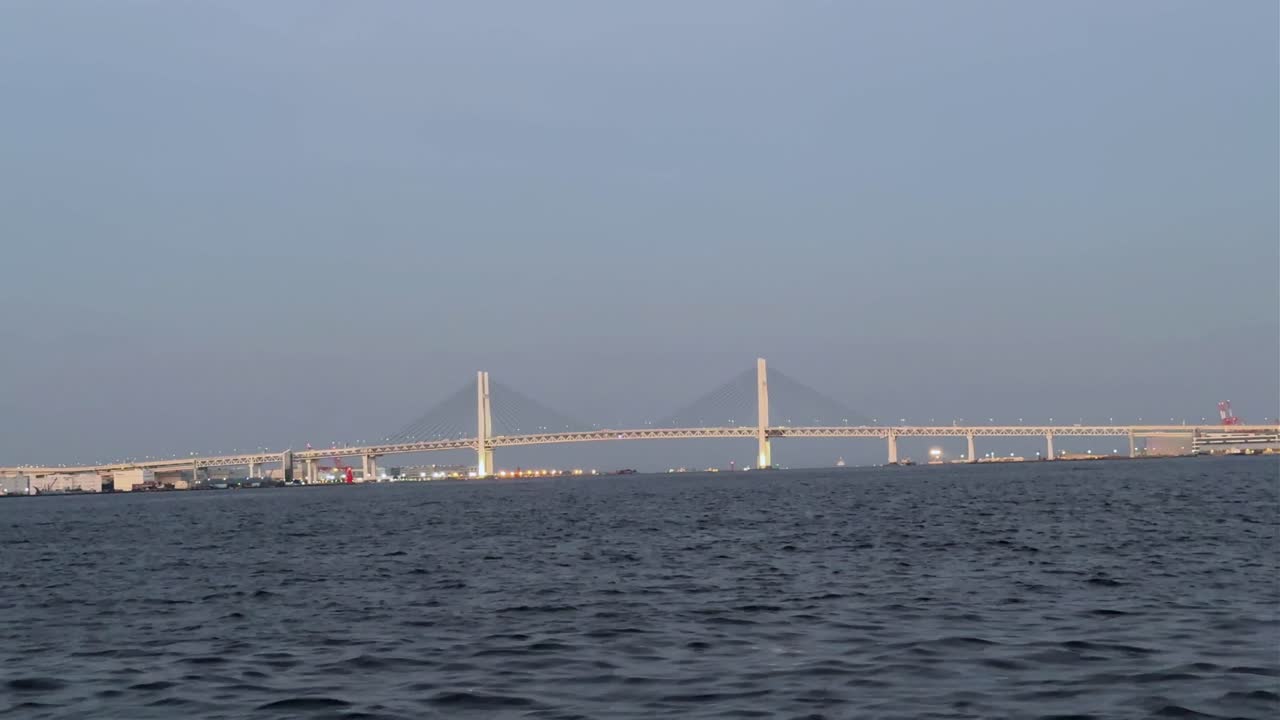 은 하늘과 함께 넓은 물 위의 다리