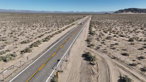 Camino-Del-Desierto-En-San-Bernardino-En-California,-Estados-Unidos.