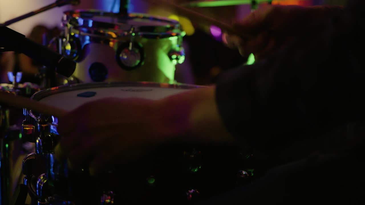 Batterista rock che esegue un rullante e colpi di grancassa a un concerto dal vivo di matrimonio.