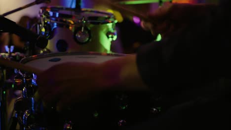 Rock-Drum-Player-Interpretando-Snare-Roll-Y-Bass-Kicks-En-Un-Concierto-De-Bodas-En-Vivo