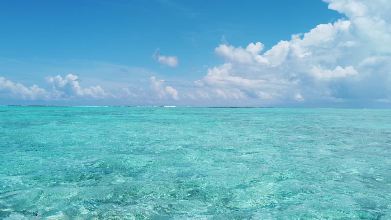 시엄리스 루프 비디오: 하늘을 배경으로 아름다운 바다 풍경, 산호초 호수에서 크리스탈 은 물에서 푸른 바다 파도, 은 날 동안 멋진 파란 바다.