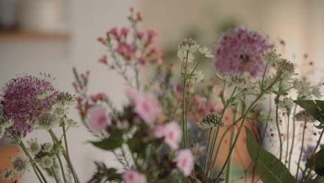 jarrón con flores frescas, ramo de flores en la mesa dentro de casa zoom en primer plano 4k