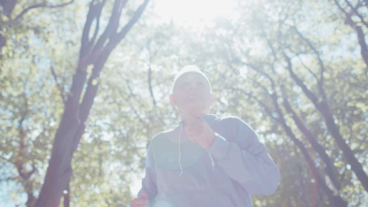 동기 부여 운동 피트니스 은퇴 노인 공원에서 달리기, 할아버지 건강 활동 스포츠