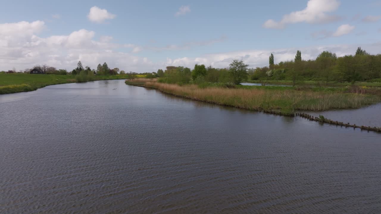 Den blide Linge-flod, der fører en hyttebåd gennem Betuwe, Holland