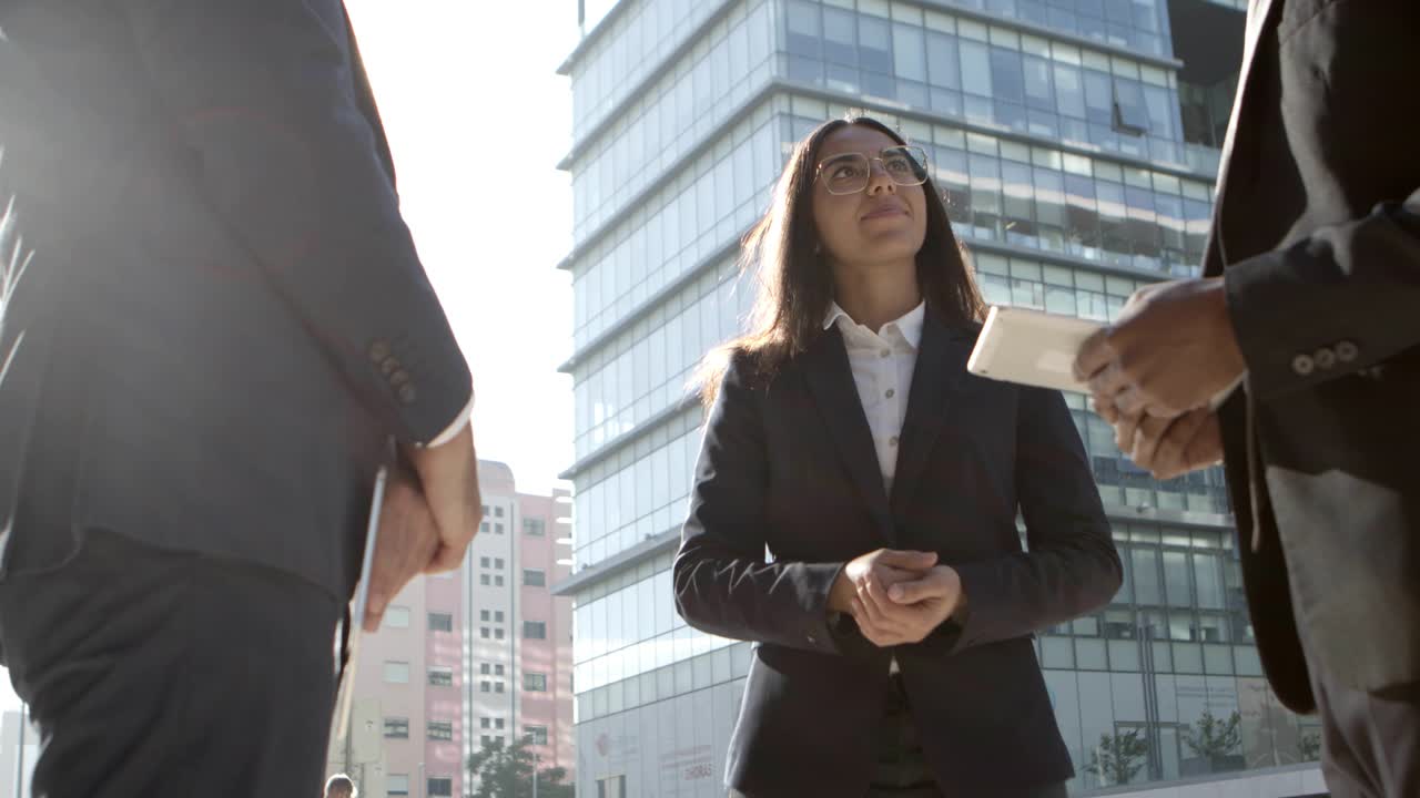 Colegas apertando as mãos e discutindo sobre o trabalho