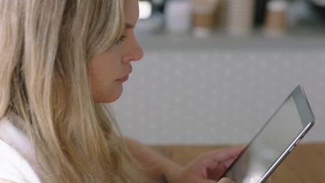 Mujer-Joven-Usando-Una-Tableta-En-Un-Café-Navegando-En-Línea-Leyendo-Mensajes-De-Internet-Relajándose-Disfrutando-De-La-Comunicación-Móvil-Enviando-Correos-Electrónicos-De-Cerca