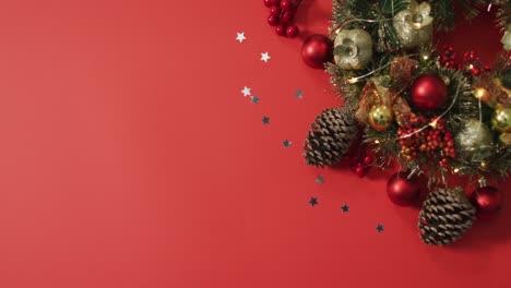 Weihnachtsdekorationen-Mit-Kugeln-Und-Kopierraum-Auf-Rotem-Hintergrund