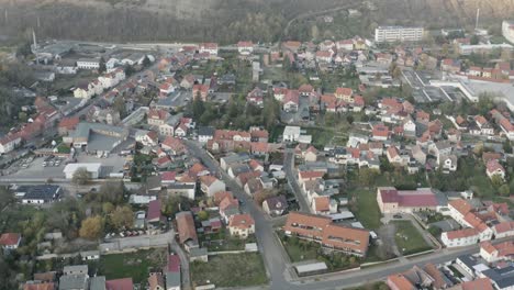 Vista-Aérea-De-Drones-De-Thale,-Rosstrappen,-Hexenstieg,-Hexentanzplatz-Y-El-Bodetal-En-El-Norte-Del-Parque-Nacional-De-Harz-A-Finales-De-Otoño-Al-Atardecer,-Alemania,-Europa