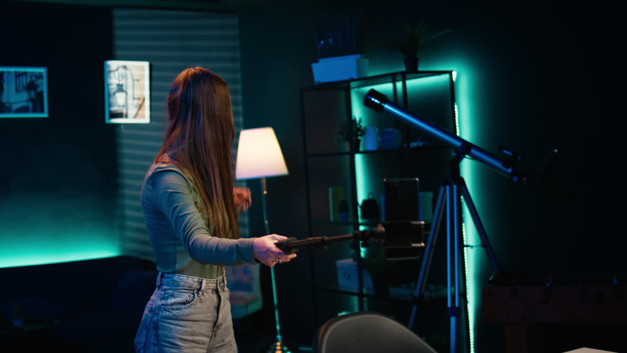 adolescente haciendo un video presentando su casa a los fans de los canales de redes sociales