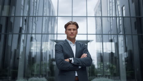 confident businessman posing at office portrait. successful corporate people.