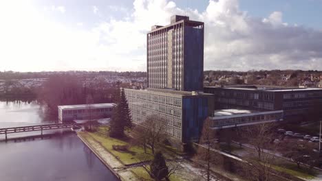 luchtfoto pilkington&#39;s glazen hoofdkantoor en tuinen, een moderne blauwe hoogbouw met gedeelde kantoorruimte