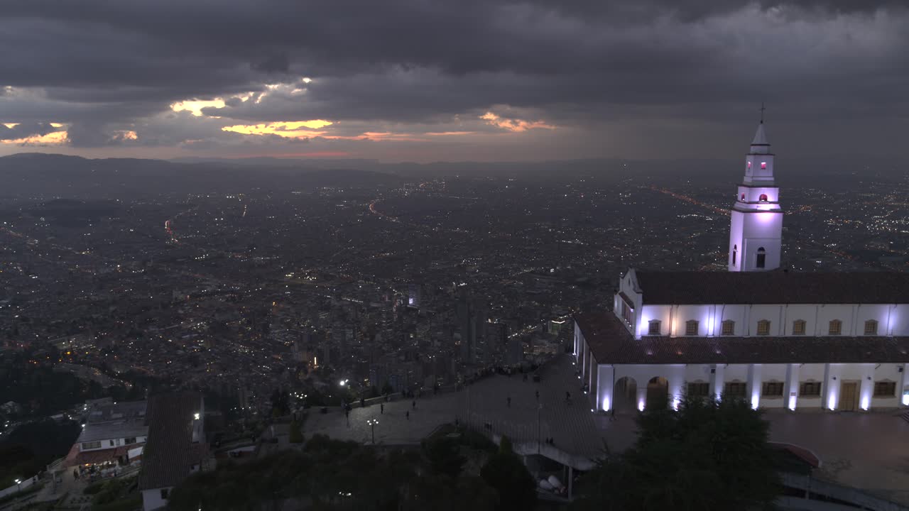 tomada de un avión no tripulado de la iglesia de monserrate con vistas a la ciudad de bogotá, colombia al atardecer