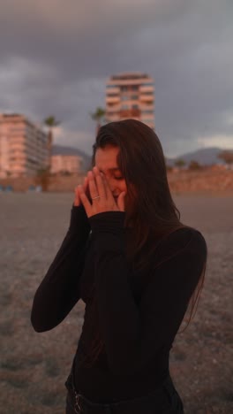 mujer en la playa al atardecer