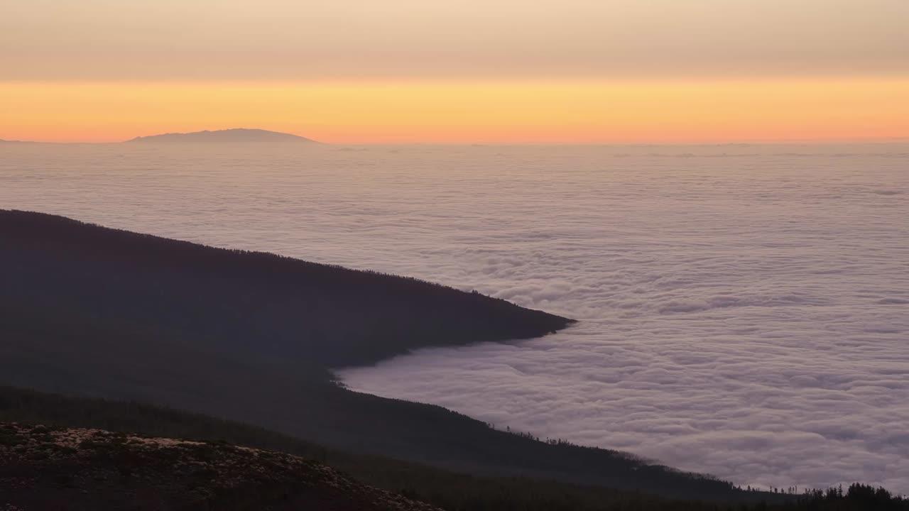 timelapse de la puesta del sol en el teide, tenerife, sobre las nubes