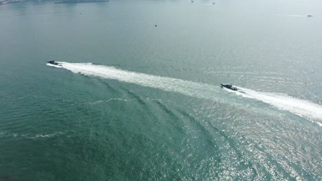 Barcos-De-Guardacostas-De-Hong-Kong-Rugiendo-A-Través-De-Las-Aguas-Abiertas-De-La-Bahía,-Vista-Aérea