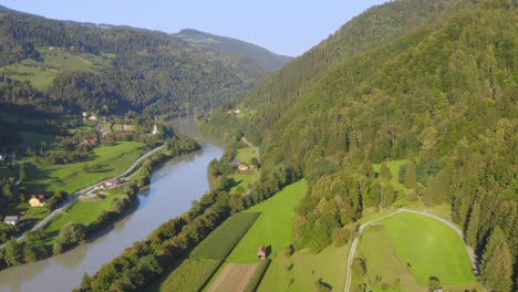 vista aérea del río drava en el paisaje de dravograd en eslovenia