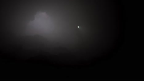 paisaje nocturno nebuloso con luz