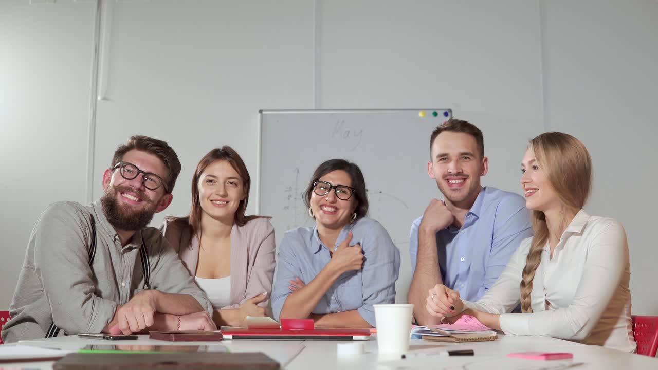 feliz reunión del equipo