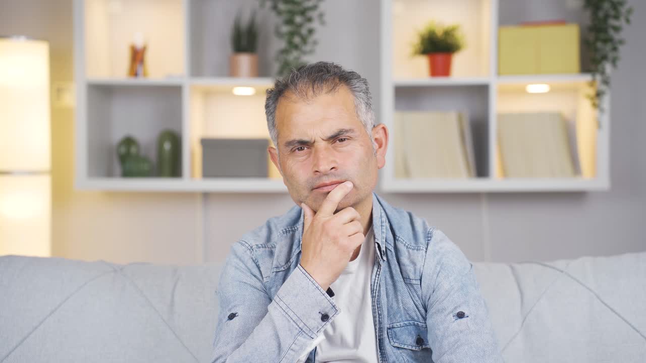 hombre pensativo hacia la cámara.