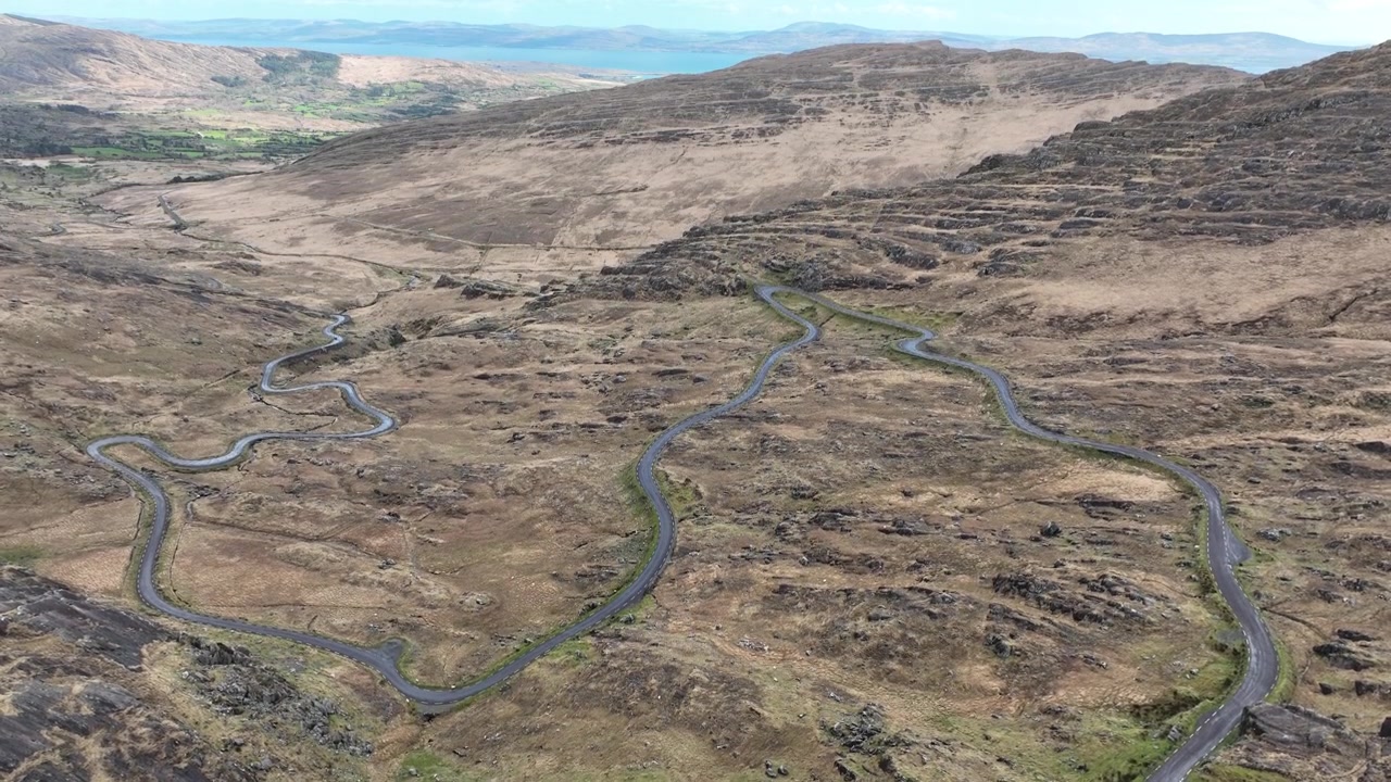 Luoghi Epici Irlanda: Wild Atlantic Way, drone che si alza sopra l'Healey Pass, Cork occidentale, vista mozzafiato della Baia di Bantry. Luoghi Epici Irlanda
