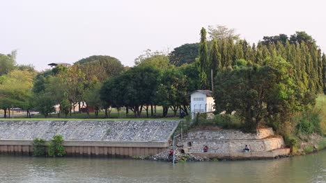 vista pacífica de la orilla del río con arquitectura histórica