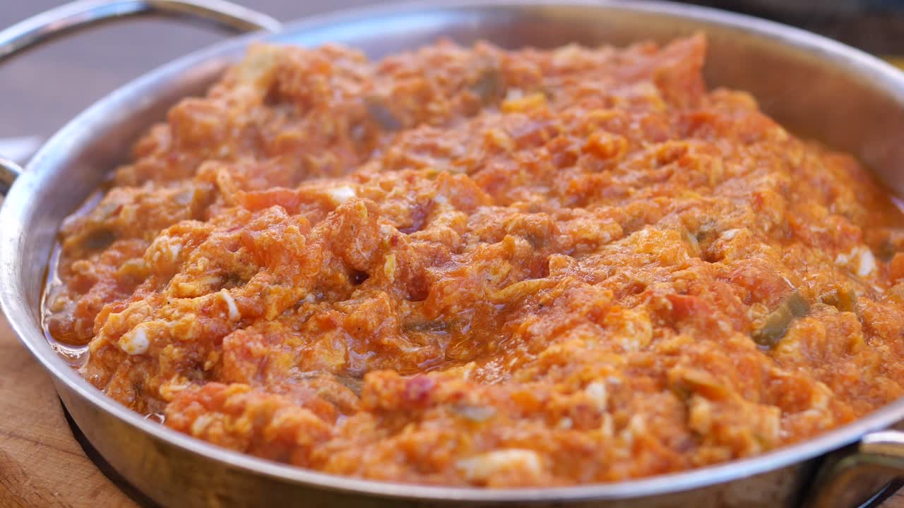 menemen turco: huevos revueltos con tomates y pimientos