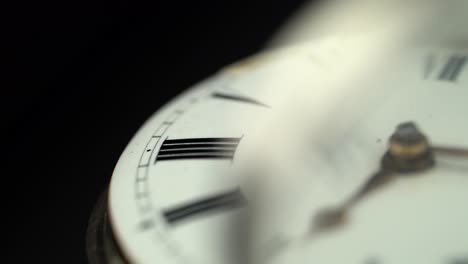 primer plano de un reloj de bolsillo antiguo
