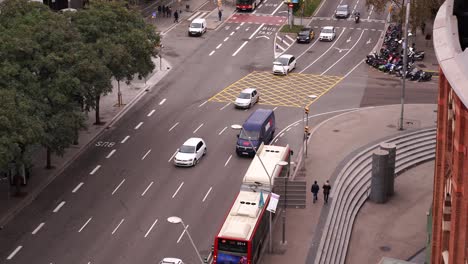 coches en la carretera cerca de la plaza de españa en barcelona.