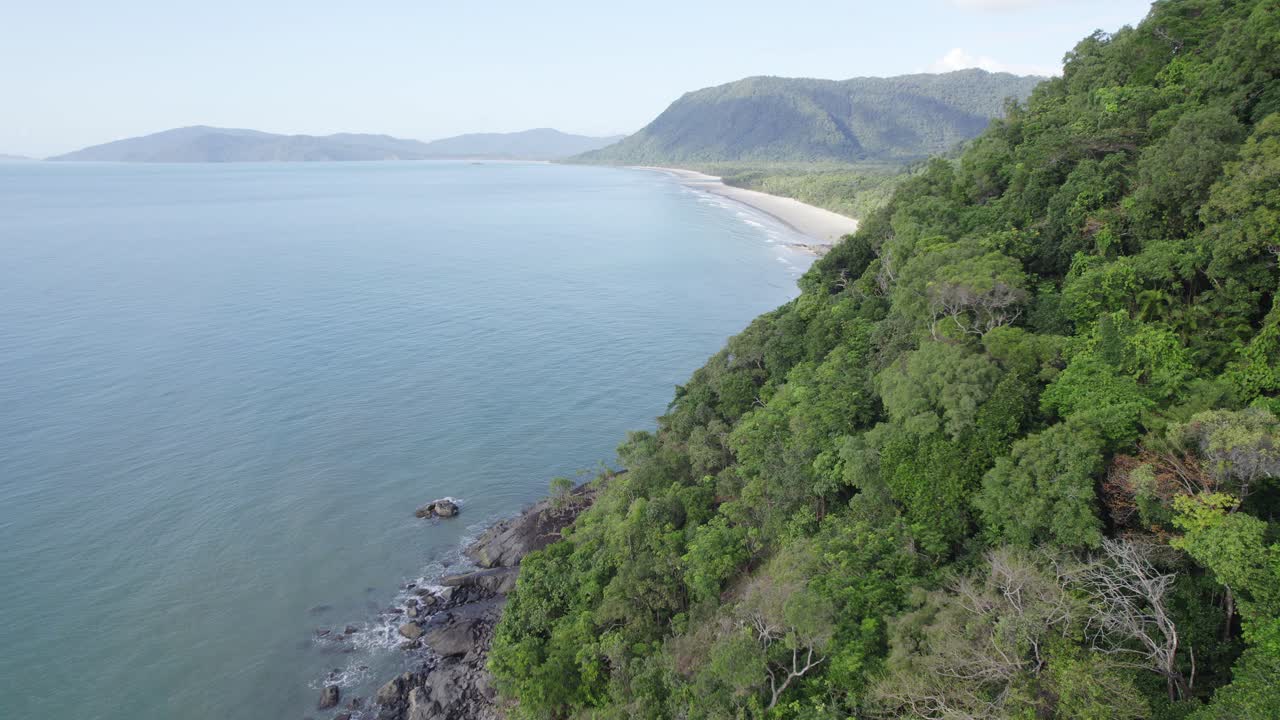 montañas cubiertas de exuberante follaje arbóreo en el cabo tribulación, parque nacional daintree, qld australia