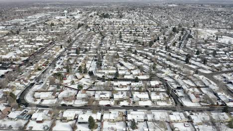 drone panea sobre barrio nevado
