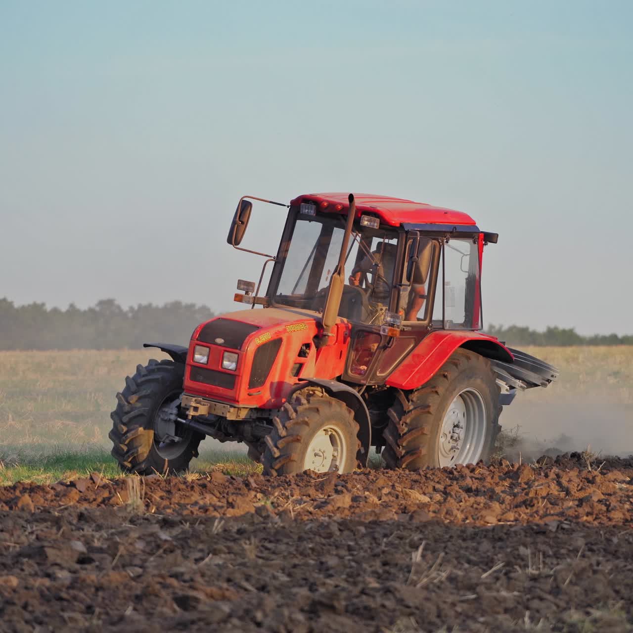 에 있는 빨간색 트랙터